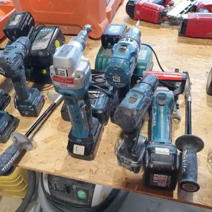 1 Posten Urządzenia zasilane bateryjnie Makita