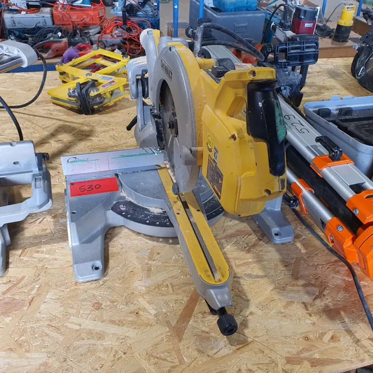 Kappsäge DeWalt DWS778