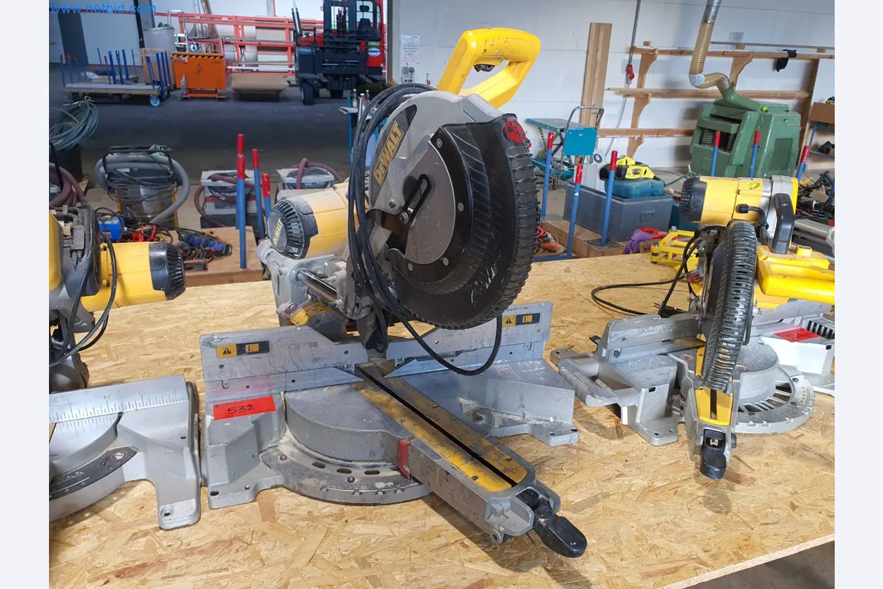 Holzbearbeitende- und metallbearbeitende Maschinen und Warenlager eines Fertighausherstellers -1