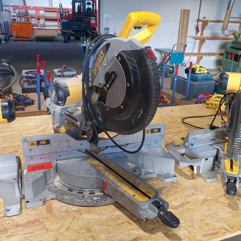 Kappsäge DeWalt DWS780