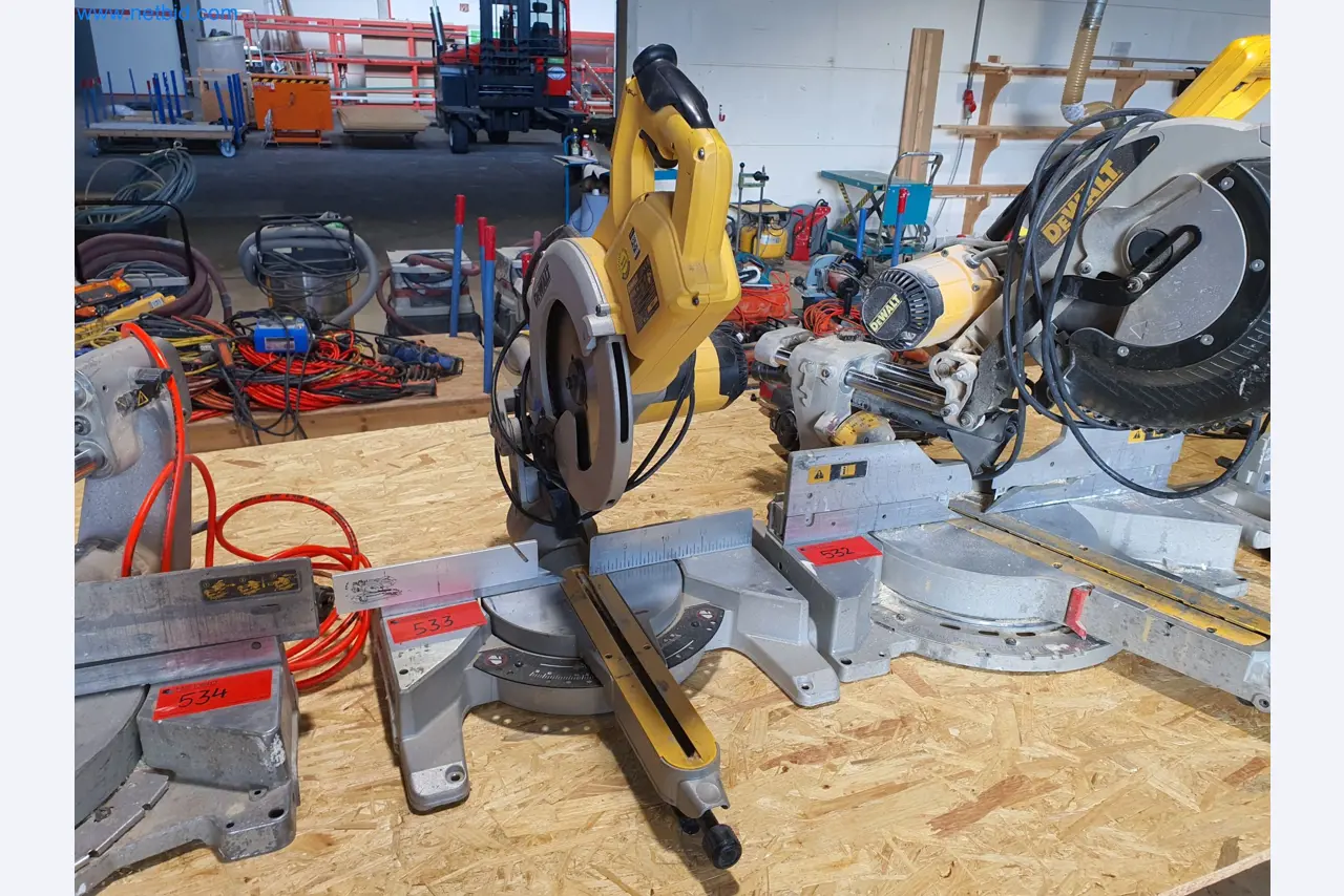 Holzbearbeitende- und metallbearbeitende Maschinen und Warenlager eines Fertighausherstellers -1