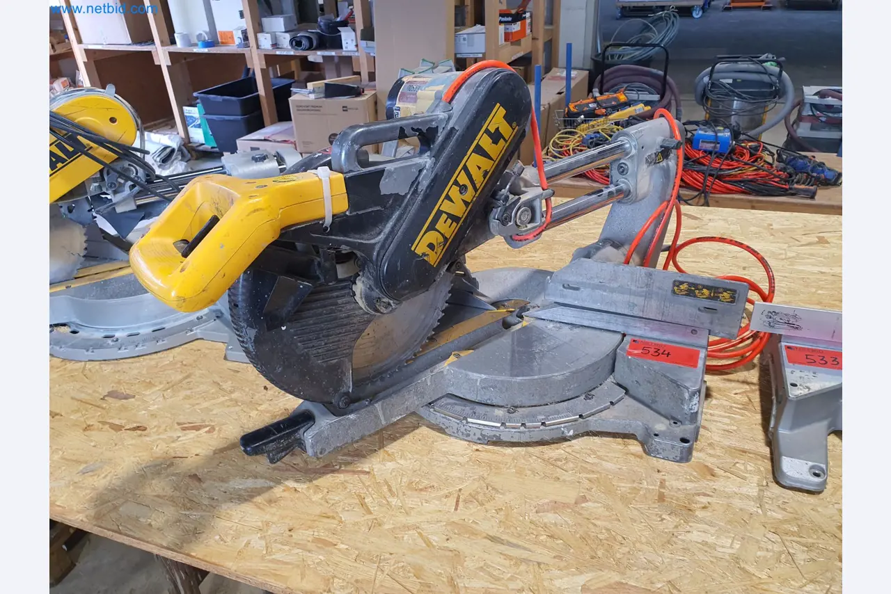 Holzbearbeitende- und metallbearbeitende Maschinen und Warenlager eines Fertighausherstellers -1