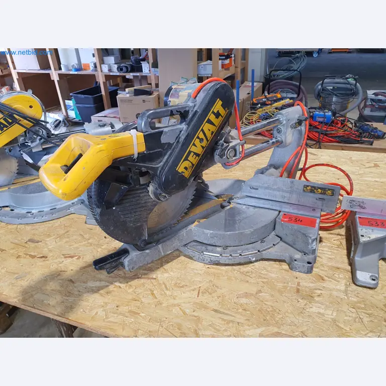 Holzbearbeitende- und metallbearbeitende Maschinen und Warenlager eines Fertighausherstellers -1