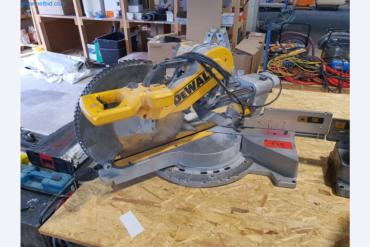 Holzbearbeitende- und metallbearbeitende Maschinen und Warenlager eines Fertighausherstellers -1