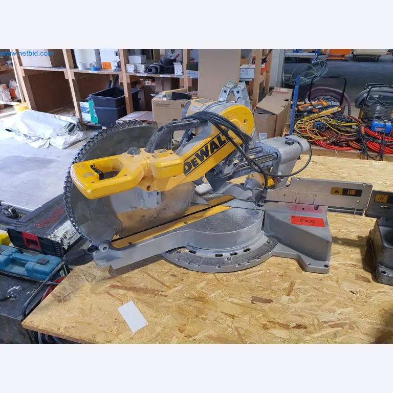 Holzbearbeitende- und metallbearbeitende Maschinen und Warenlager eines Fertighausherstellers -1