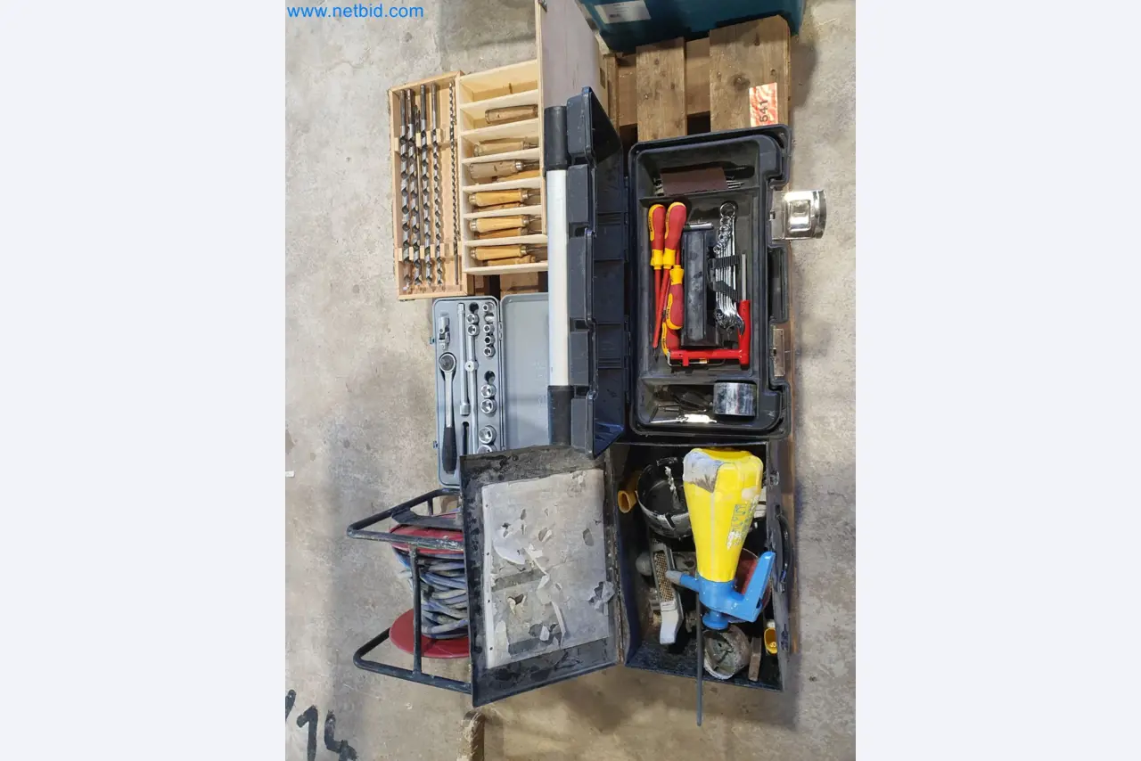 Holzbearbeitende- und metallbearbeitende Maschinen und Warenlager eines Fertighausherstellers -1