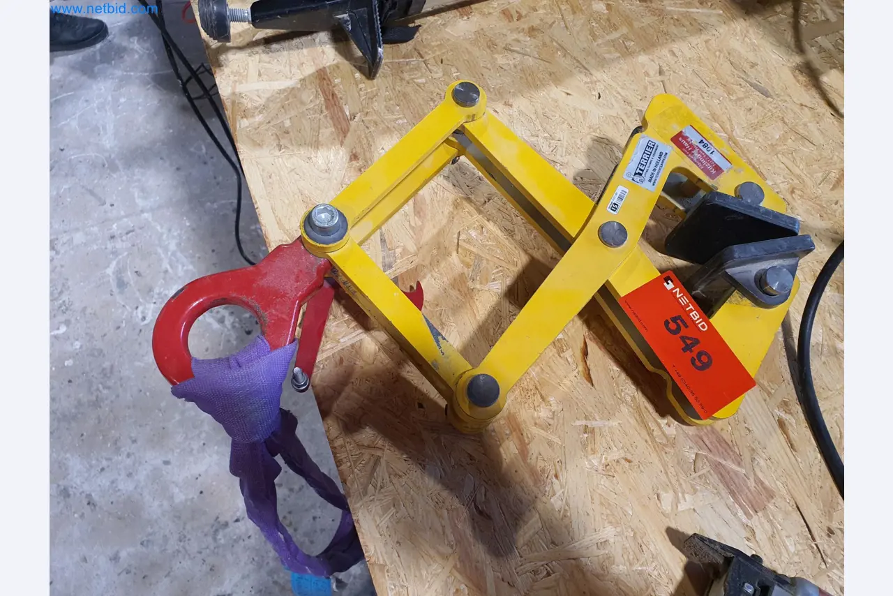 Holzbearbeitende- und metallbearbeitende Maschinen und Warenlager eines Fertighausherstellers -1