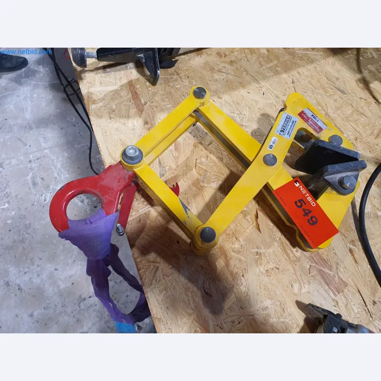 Holzbearbeitende- und metallbearbeitende Maschinen und Warenlager eines Fertighausherstellers -1