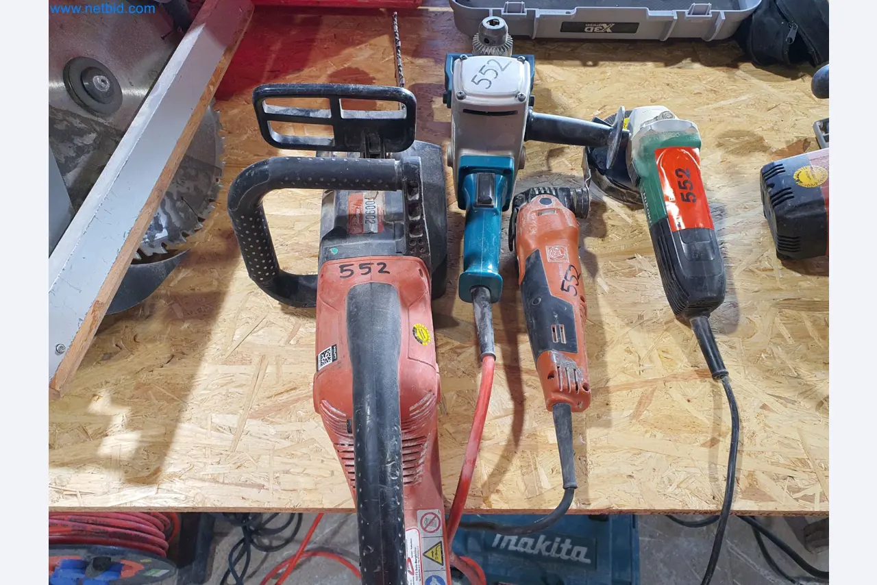 Holzbearbeitende- und metallbearbeitende Maschinen und Warenlager eines Fertighausherstellers -1