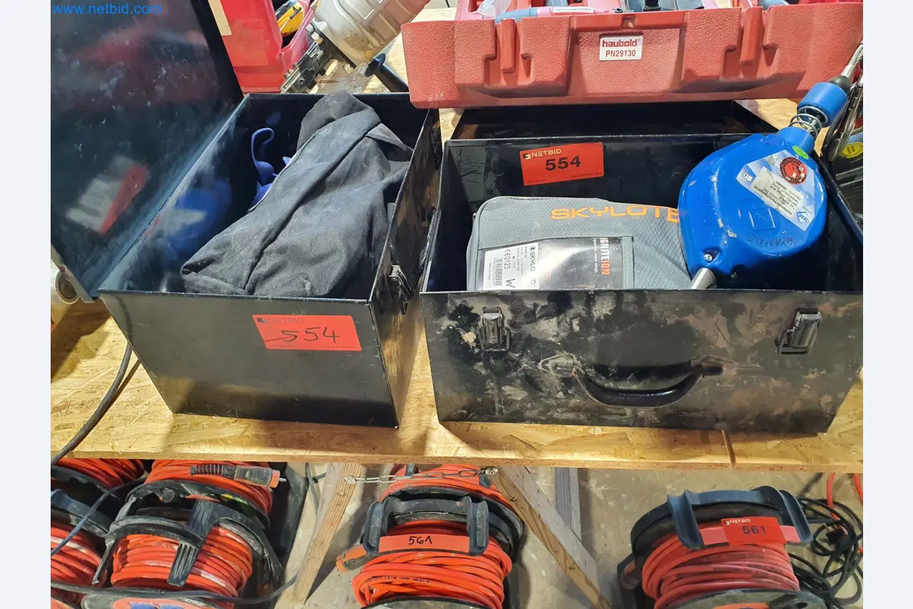 Holzbearbeitende- und metallbearbeitende Maschinen und Warenlager eines Fertighausherstellers -1