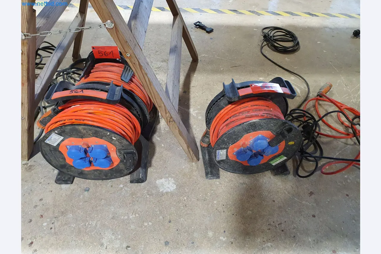 Machines pour le travail du bois et du métal et entrepôt d'un fabricant de maisons préfabriquées-1