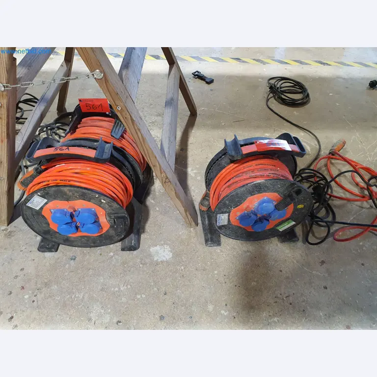 Machines pour le travail du bois et du métal et entrepôt d'un fabricant de maisons préfabriquées-1