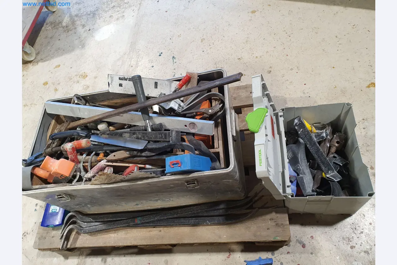 Holzbearbeitende- und metallbearbeitende Maschinen und Warenlager eines Fertighausherstellers -2