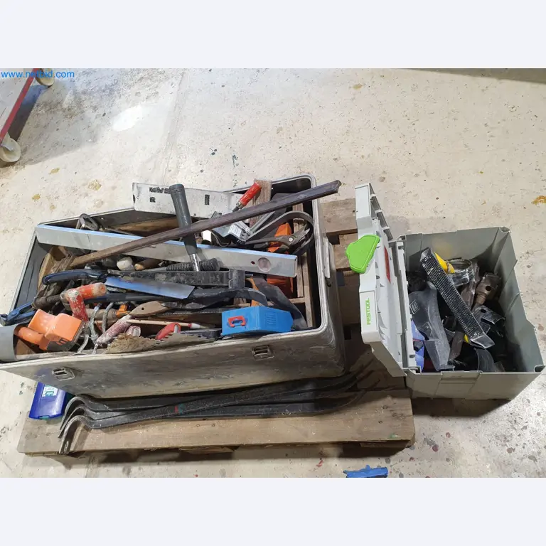 Holzbearbeitende- und metallbearbeitende Maschinen und Warenlager eines Fertighausherstellers -2