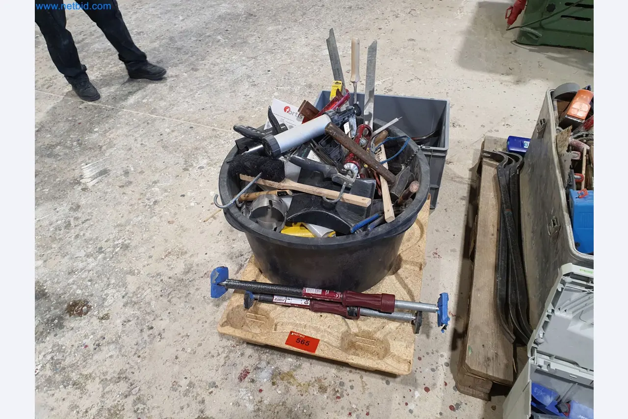 Holzbearbeitende- und metallbearbeitende Maschinen und Warenlager eines Fertighausherstellers -1