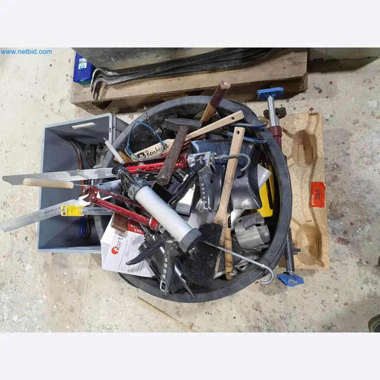 Holzbearbeitende- und metallbearbeitende Maschinen und Warenlager eines Fertighausherstellers -2