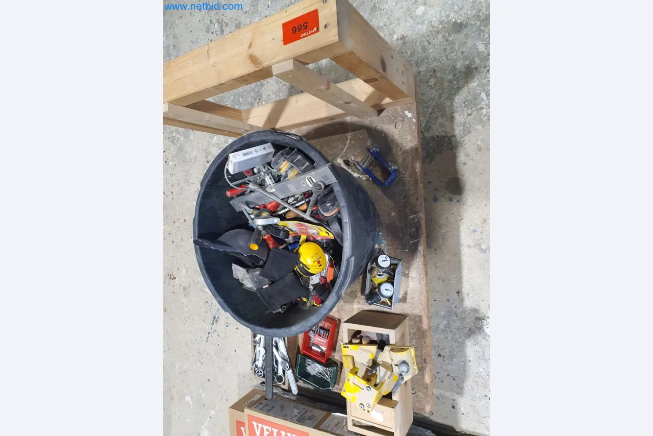 Holzbearbeitende- und metallbearbeitende Maschinen und Warenlager eines Fertighausherstellers -1