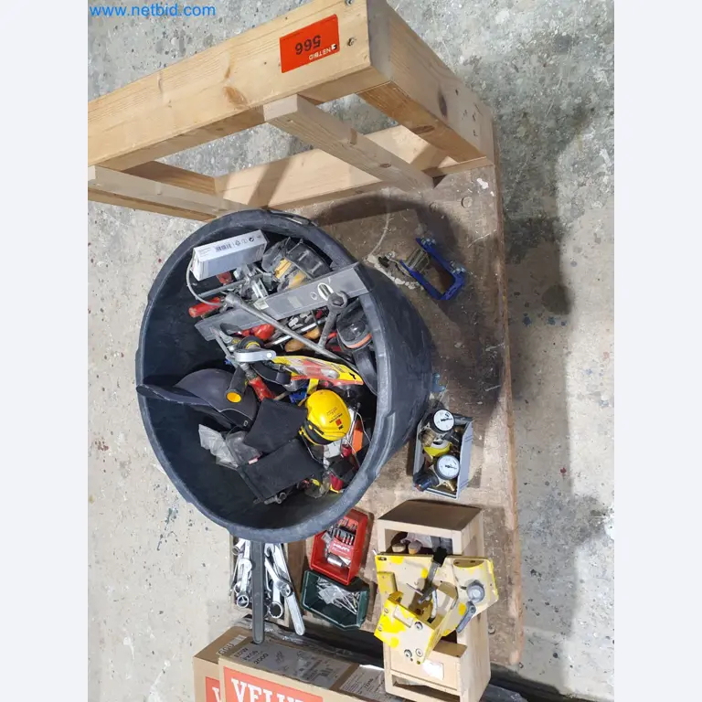 Holzbearbeitende- und metallbearbeitende Maschinen und Warenlager eines Fertighausherstellers -1