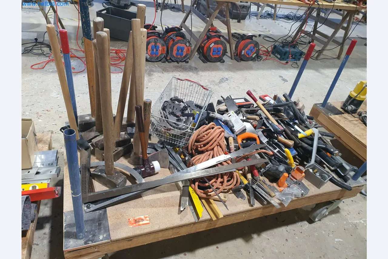 Holzbearbeitende- und metallbearbeitende Maschinen und Warenlager eines Fertighausherstellers -1