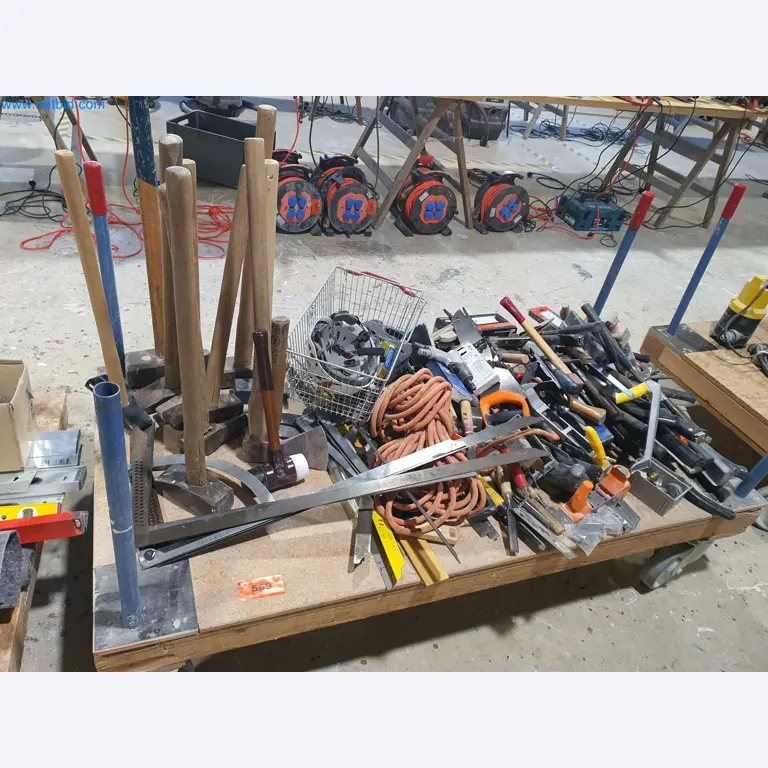 Holzbearbeitende- und metallbearbeitende Maschinen und Warenlager eines Fertighausherstellers -1