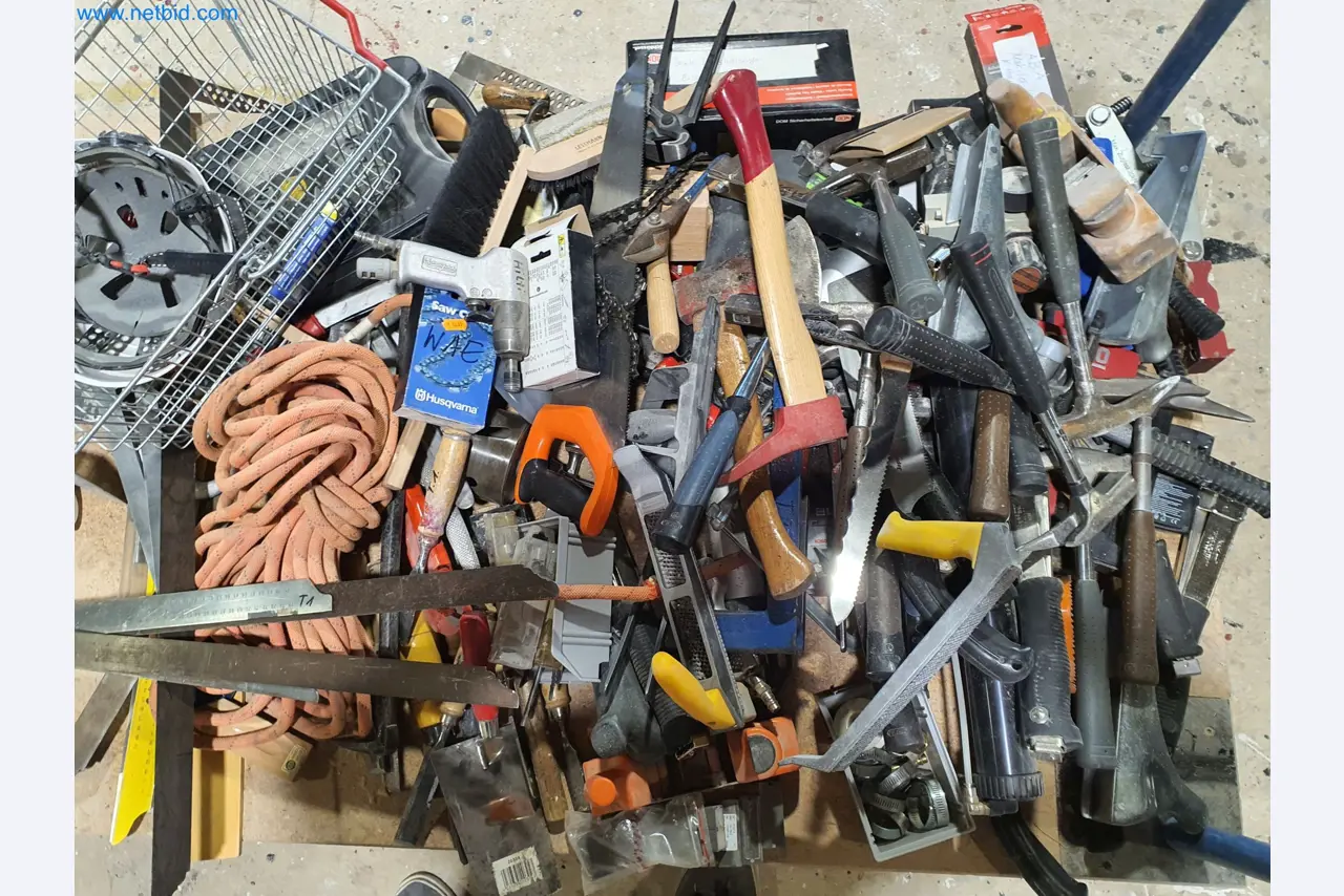 Holzbearbeitende- und metallbearbeitende Maschinen und Warenlager eines Fertighausherstellers -2