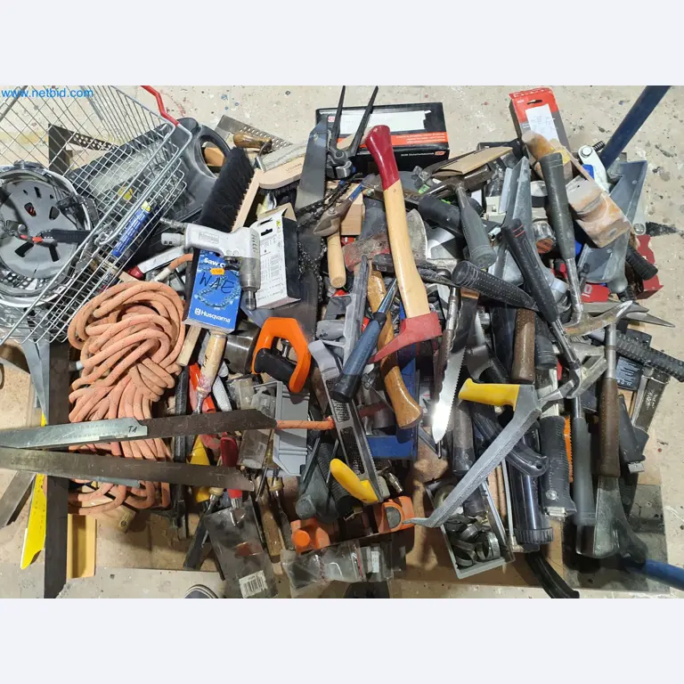 Holzbearbeitende- und metallbearbeitende Maschinen und Warenlager eines Fertighausherstellers -2