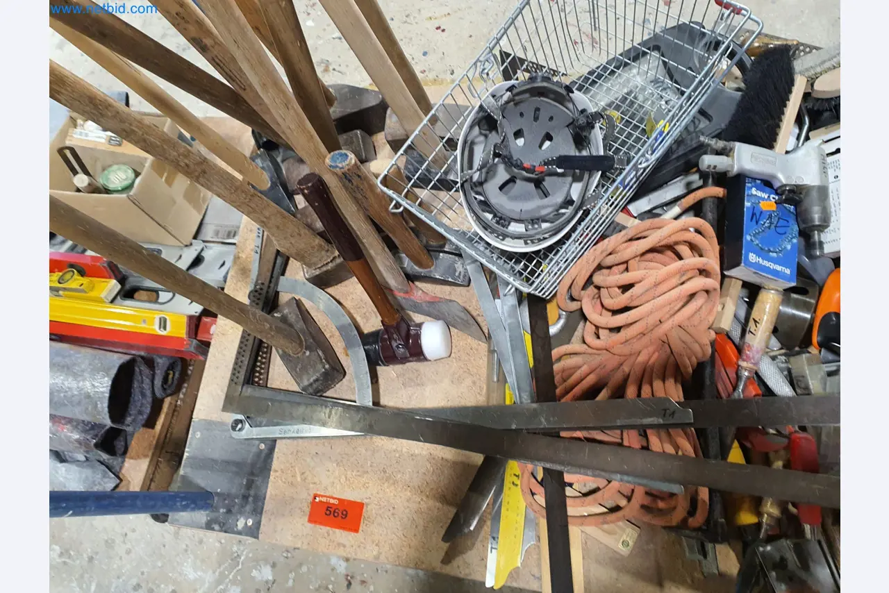 Holzbearbeitende- und metallbearbeitende Maschinen und Warenlager eines Fertighausherstellers -3