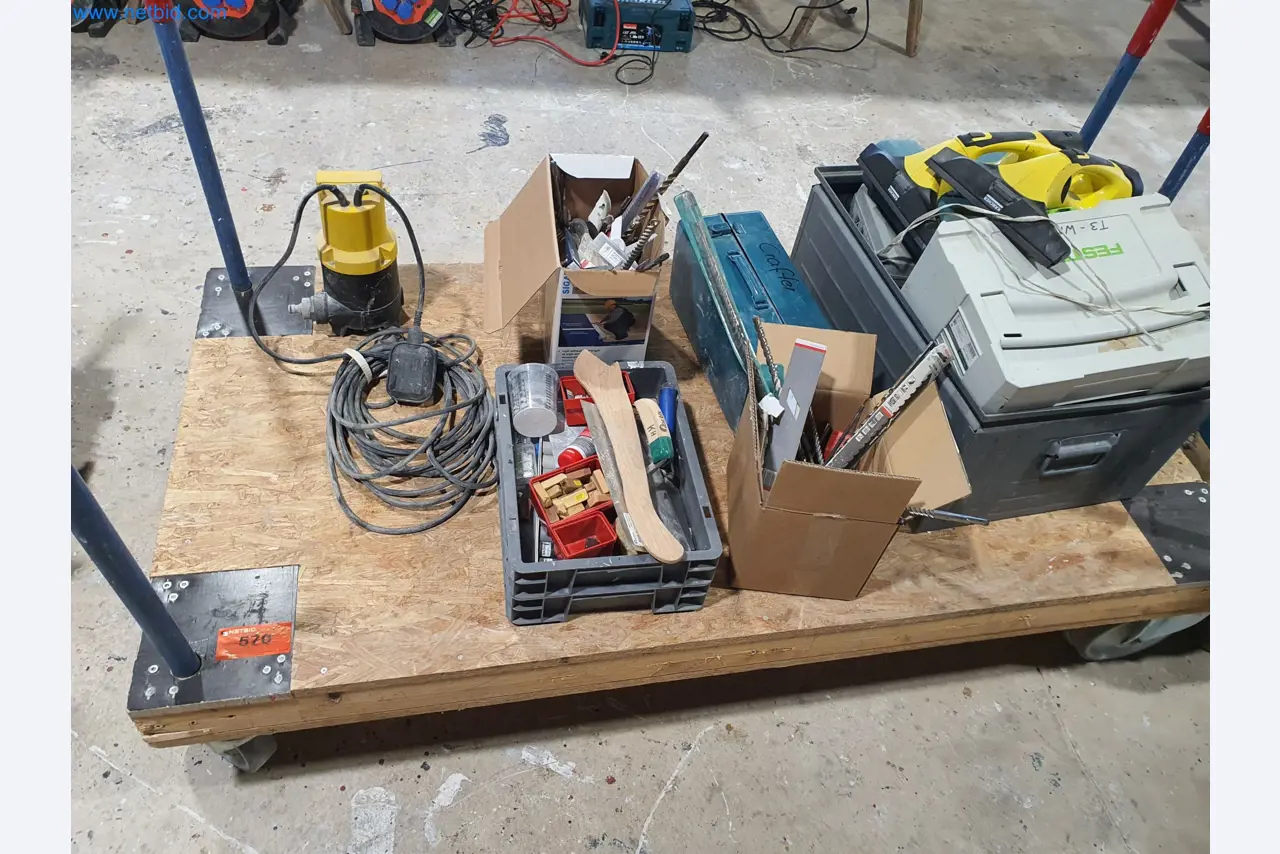 Dřevoobráběcí a kovoobráběcí stroje a sklad výrobce montovaných domů-1