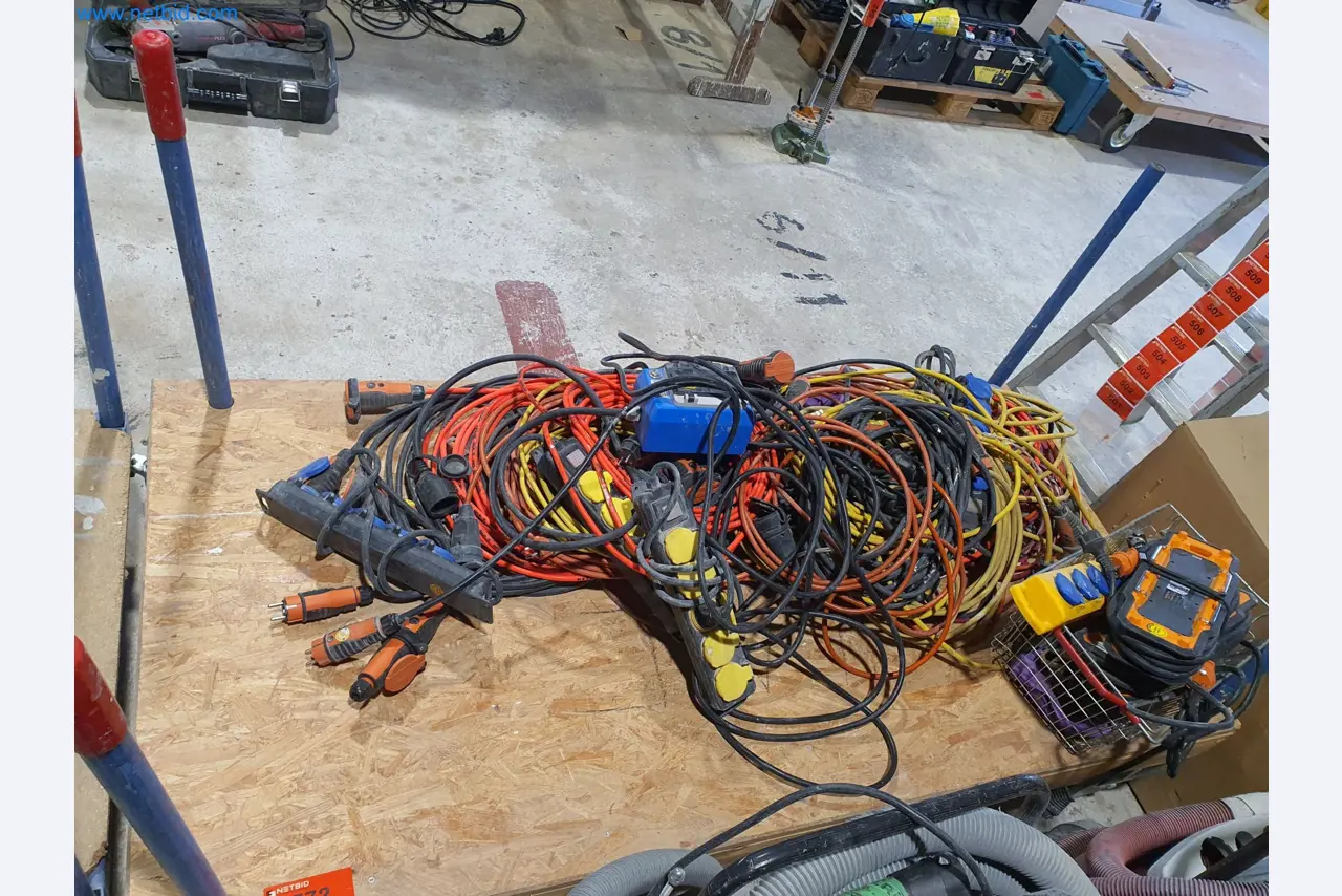 Machines pour le travail du bois et du métal et entrepôt d'un fabricant de maisons préfabriquées-1