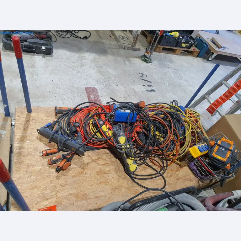 Machines pour le travail du bois et du métal et entrepôt d'un fabricant de maisons préfabriquées-1