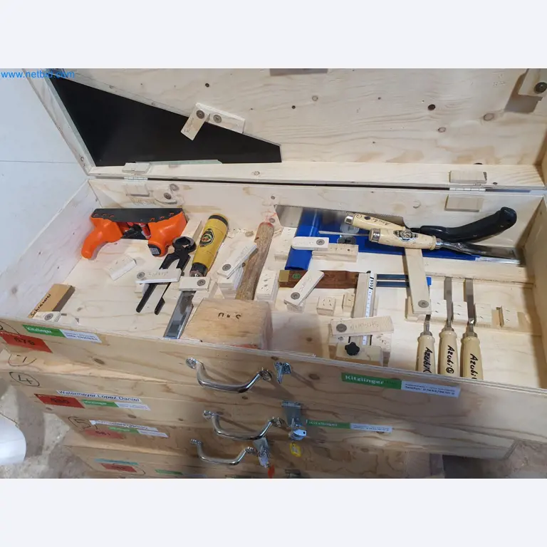 Holzbearbeitende- und metallbearbeitende Maschinen und Warenlager eines Fertighausherstellers -1