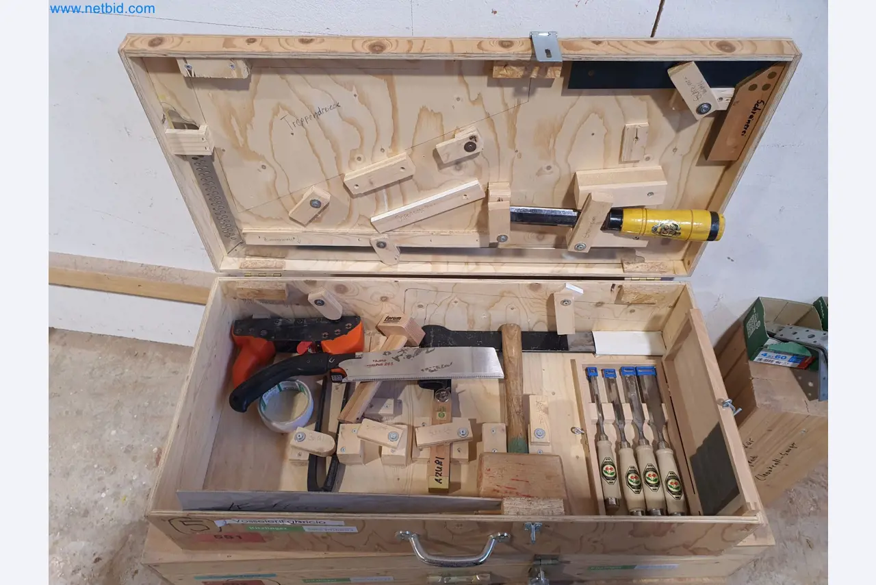 Holzbearbeitende- und metallbearbeitende Maschinen und Warenlager eines Fertighausherstellers -1