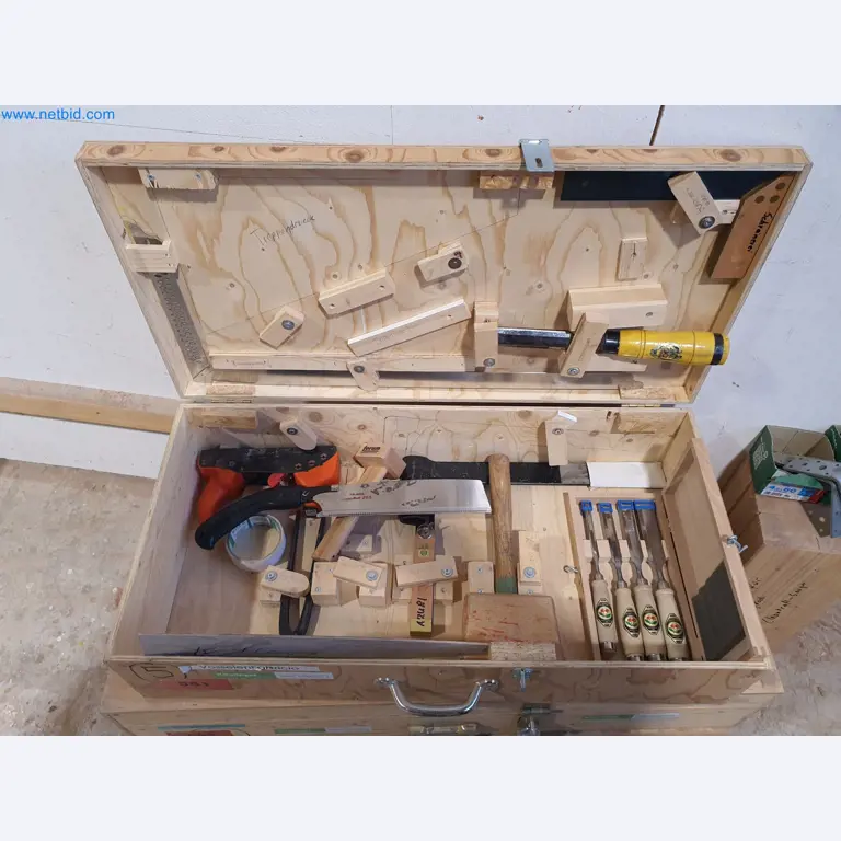 Holzbearbeitende- und metallbearbeitende Maschinen und Warenlager eines Fertighausherstellers -1