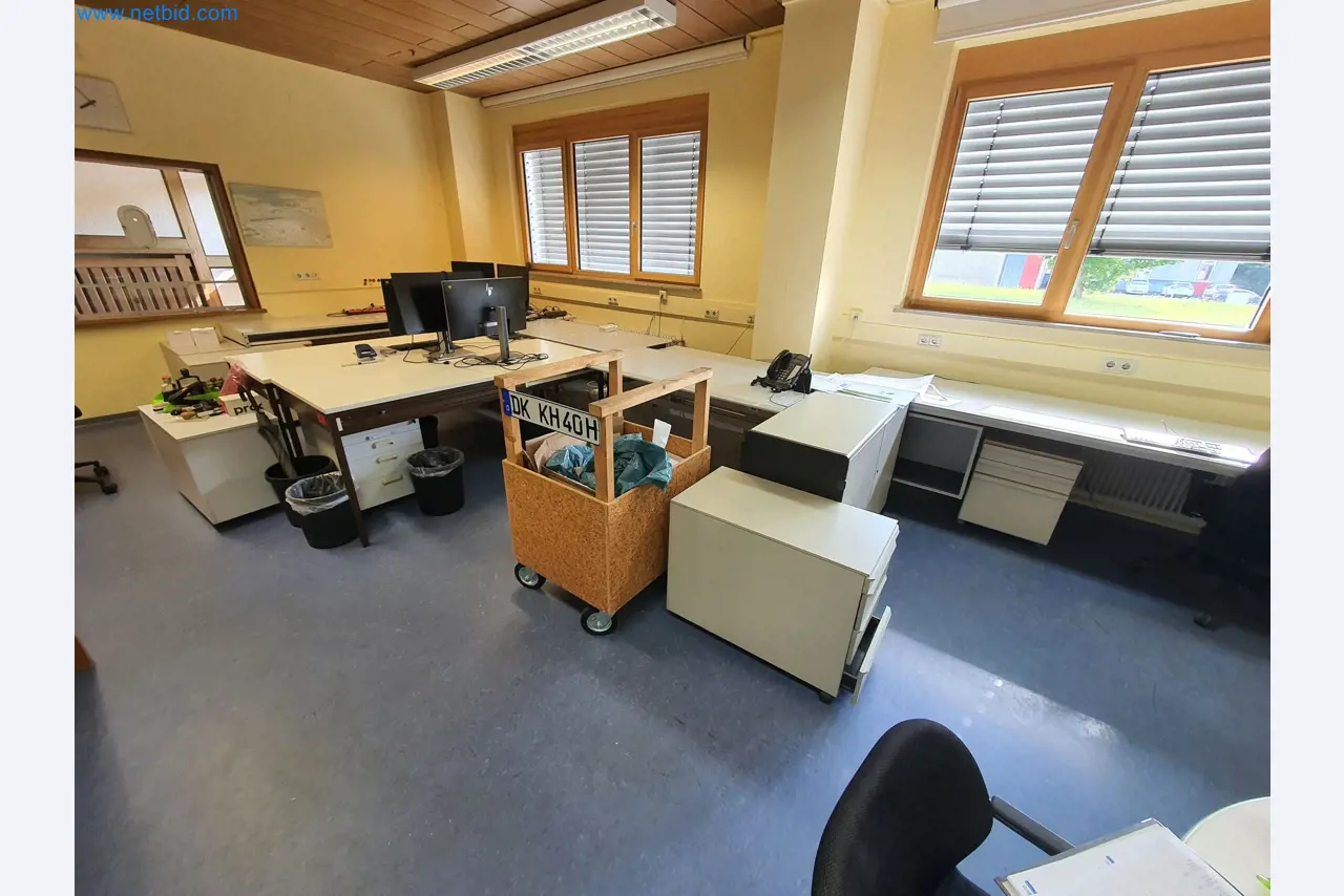 Holzbearbeitende- und metallbearbeitende Maschinen und Warenlager eines Fertighausherstellers -1