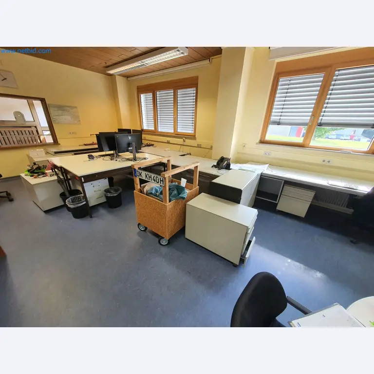 Holzbearbeitende- und metallbearbeitende Maschinen und Warenlager eines Fertighausherstellers -1