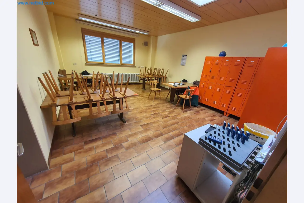 Holzbearbeitende- und metallbearbeitende Maschinen und Warenlager eines Fertighausherstellers -1