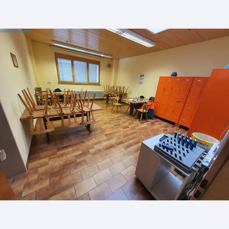 Holzbearbeitende- und metallbearbeitende Maschinen und Warenlager eines Fertighausherstellers -1