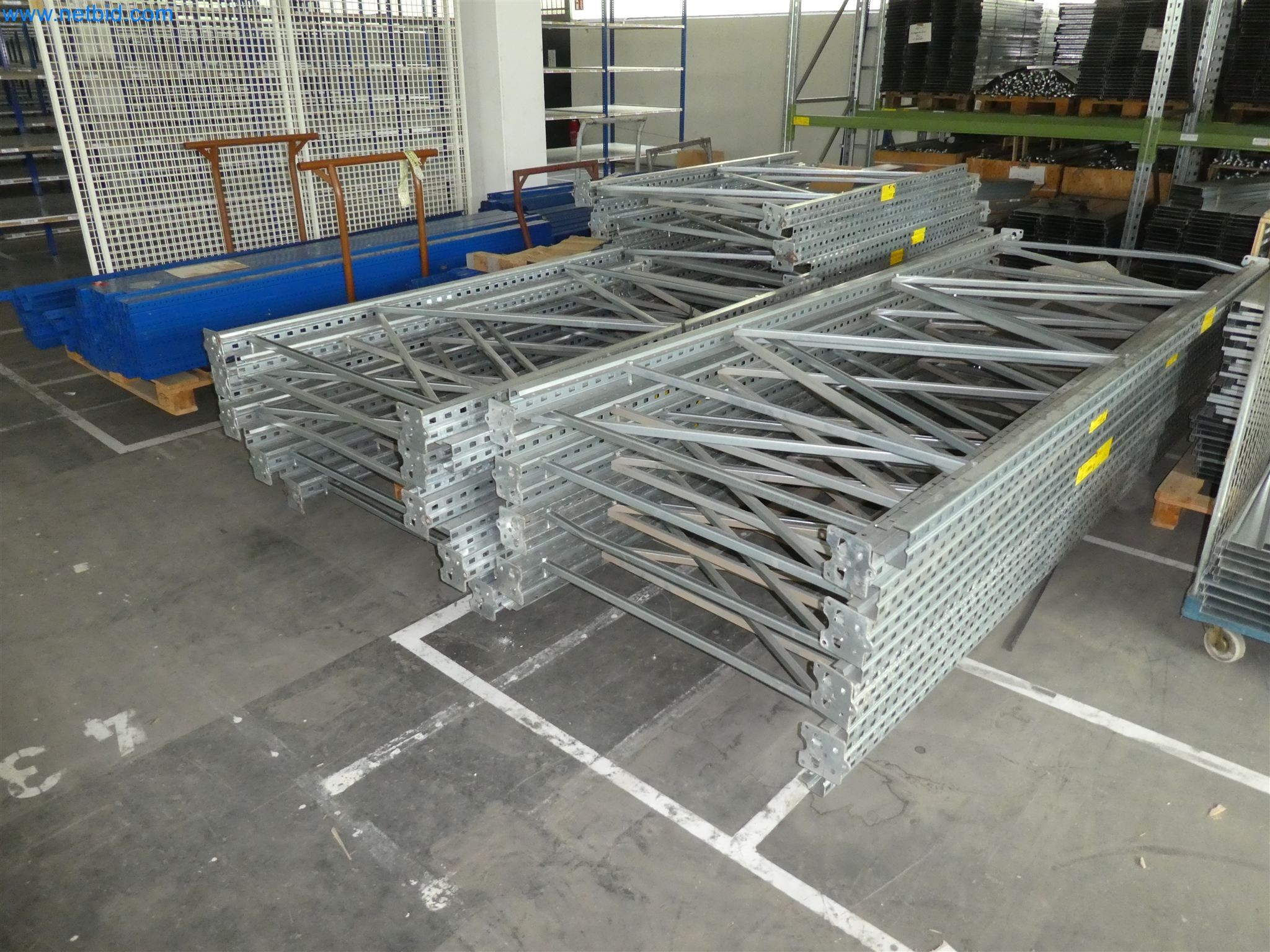 Equipamento operacional, de escritório e comercial para uma empresa de venda por correspondência em linha-6