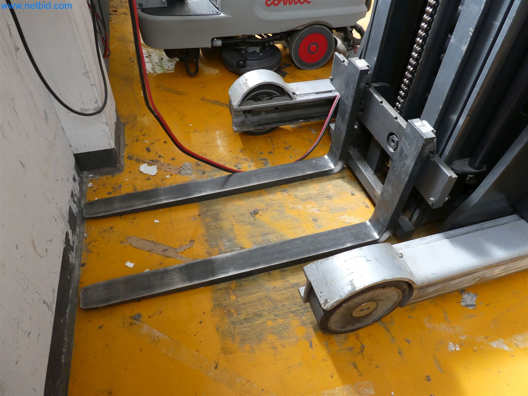 Equipamento operacional, de escritório e comercial para uma empresa de venda por correspondência em linha-2