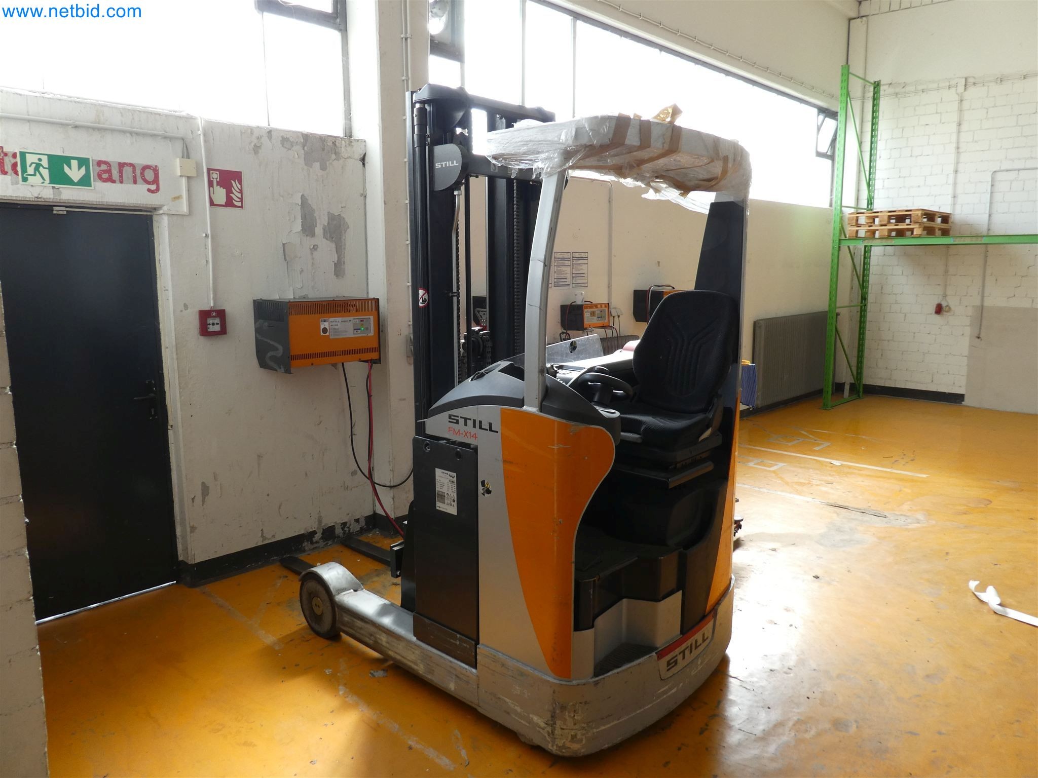 Equipamento operacional, de escritório e comercial para uma empresa de venda por correspondência em linha-1