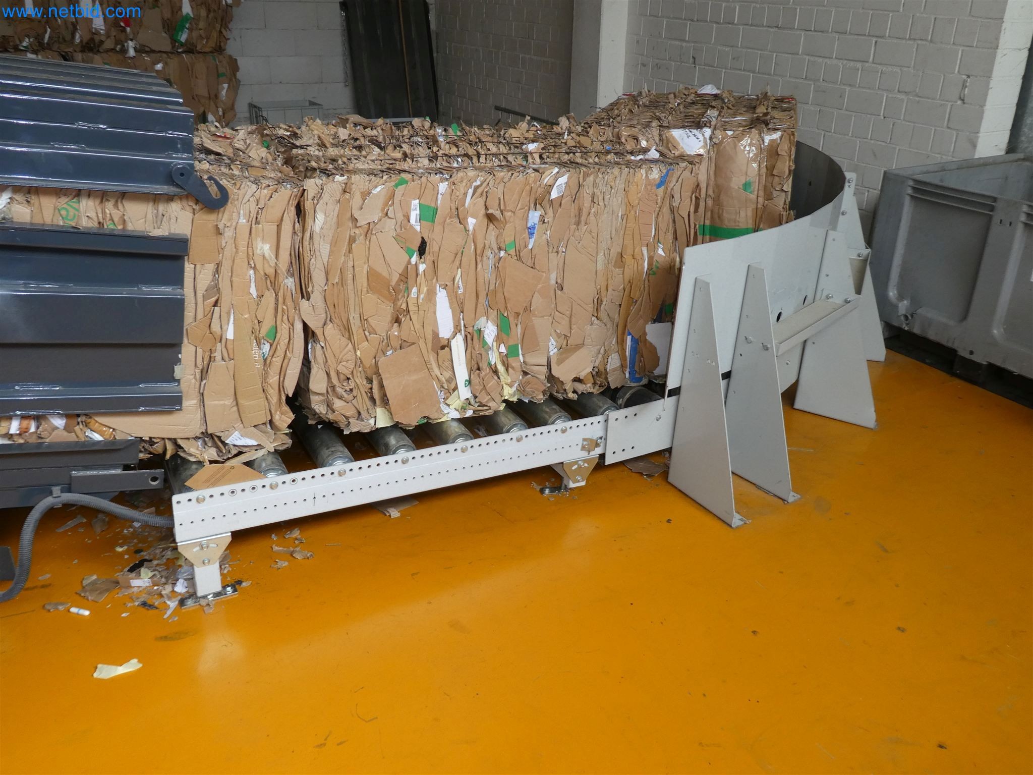 Provozní, kancelářské a obchodní vybavení pro internetovou zásilkovou společnost-1