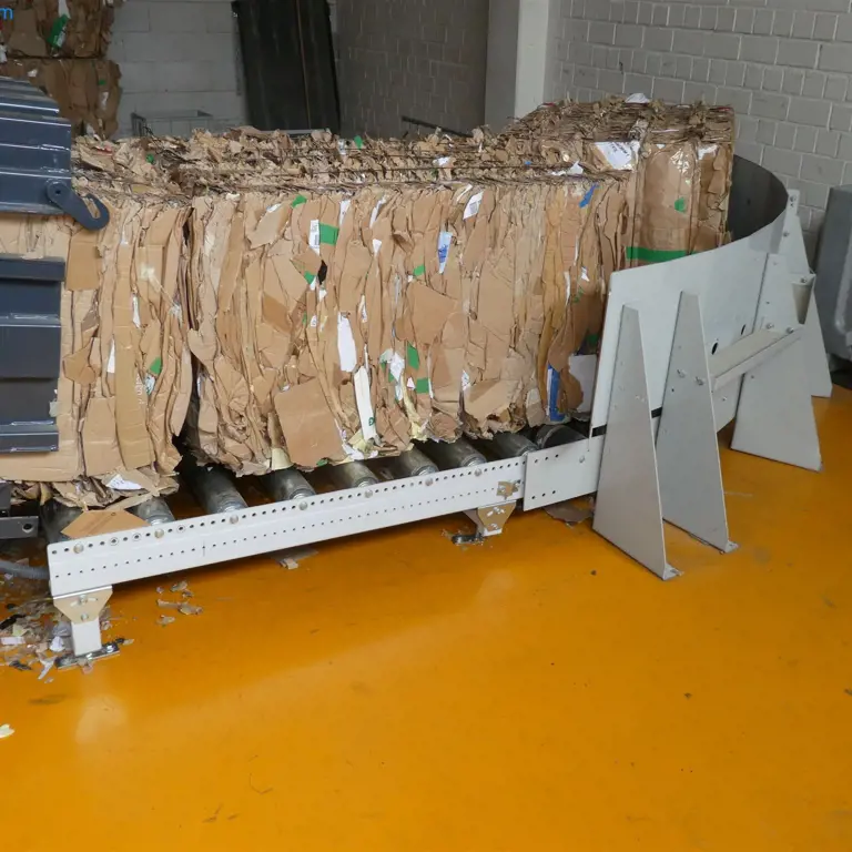 Paper pressing/binding system Welger