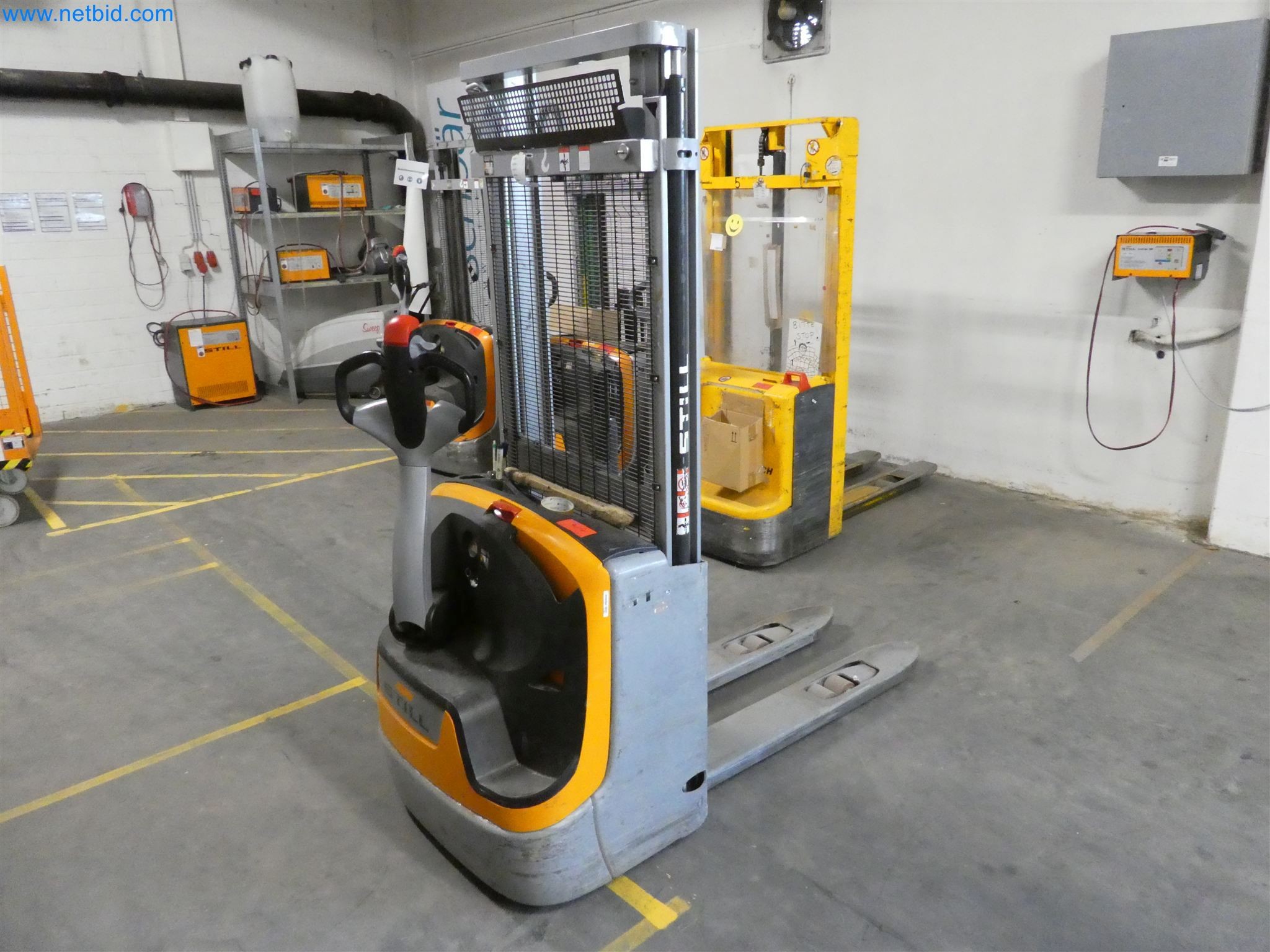 Sprzęt operacyjny, biurowy i biznesowy dla internetowej firmy wysyłkowej-1