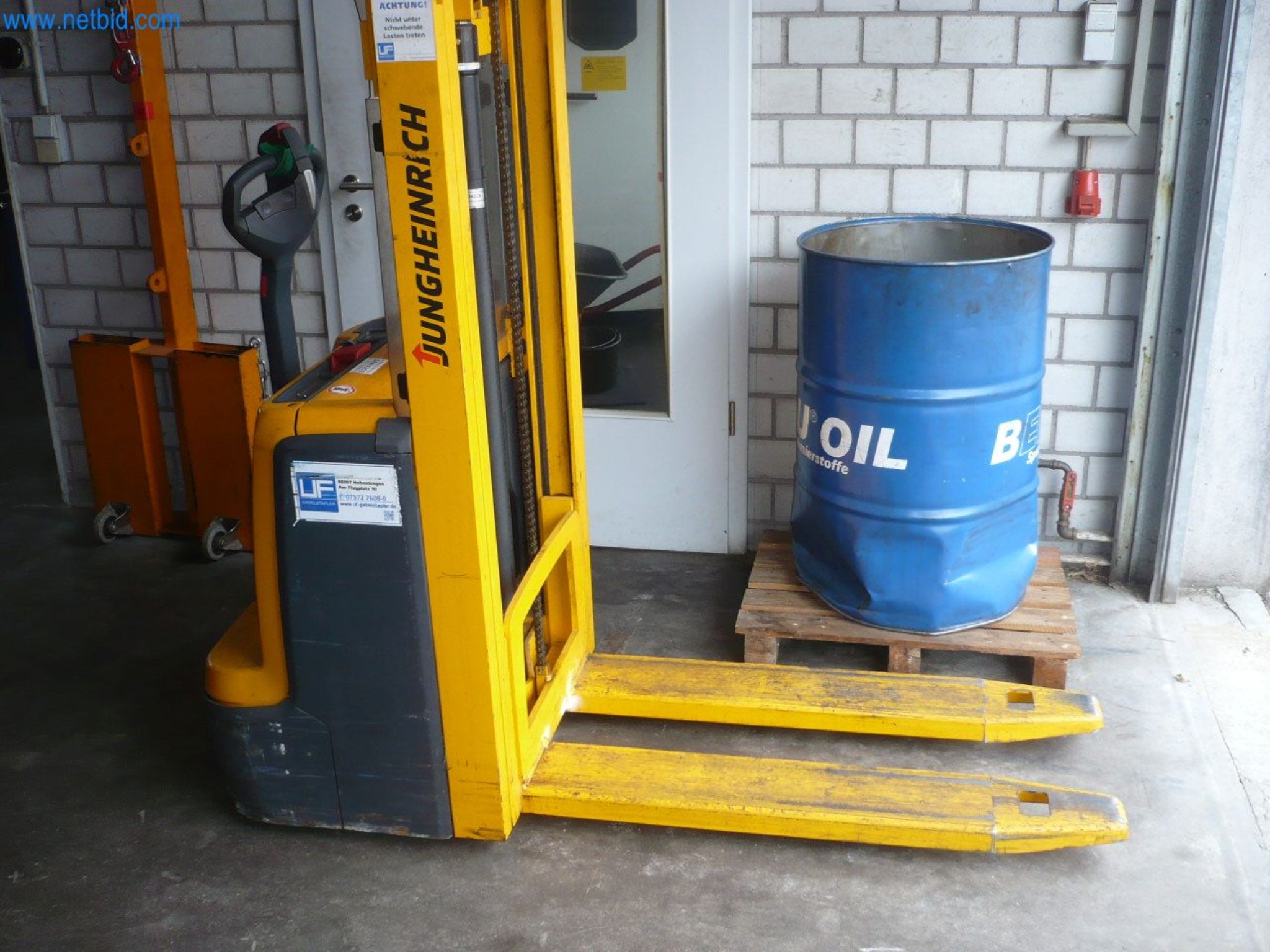 Stroji, tehnična oprema ter vsa obratovalna, pisarniška in poslovna oprema-1