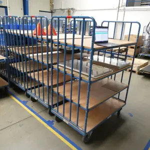2 Wózek z półkami Fetra