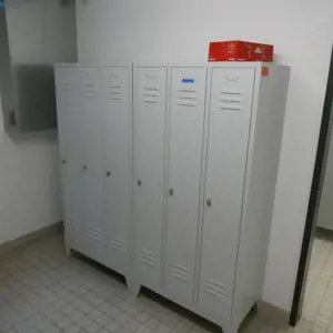 4 Changing room lockers