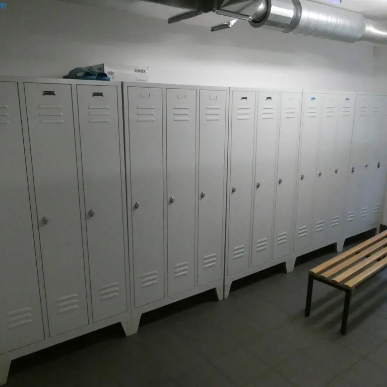 30 Changing room lockers