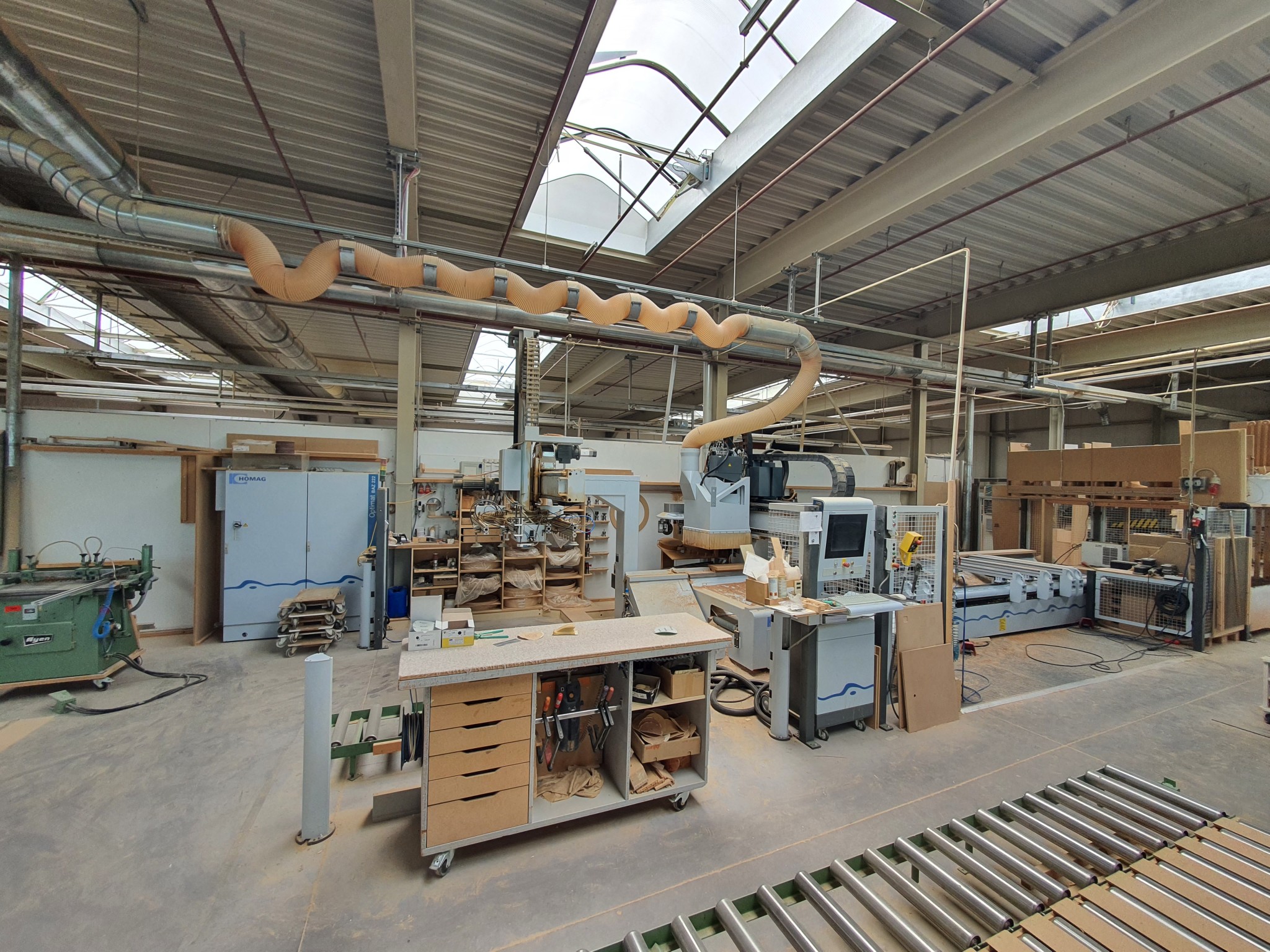 Dobře udržované stroje na výrobu obývacího nábytku-1