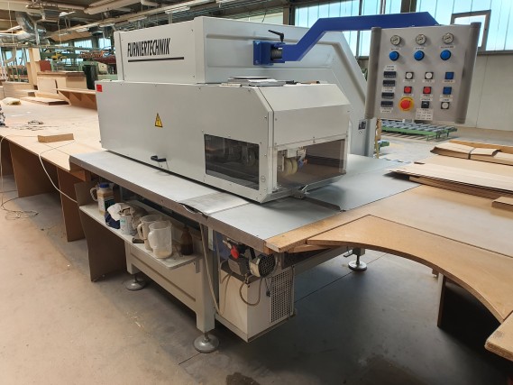 Dobře udržované stroje na výrobu obývacího nábytku-3