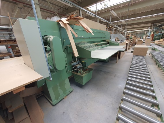 Dobře udržované stroje na výrobu obývacího nábytku-4